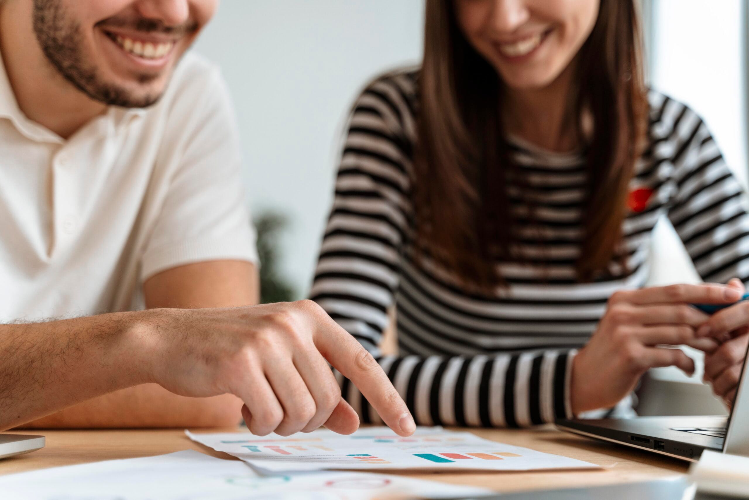 Un homme et une femme jeunes regardent un document.