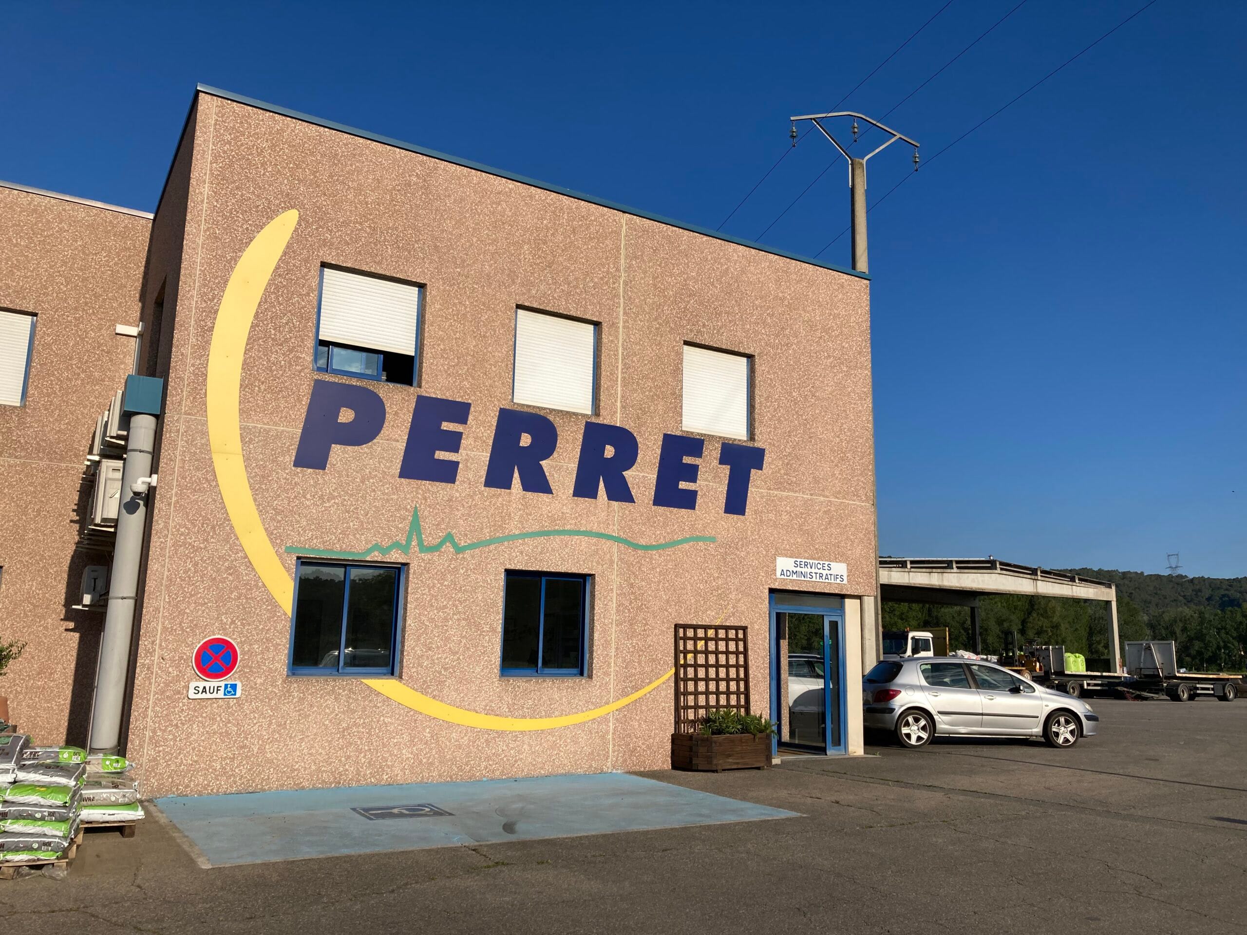 Batîment principal du site de Perret SA à Tresques