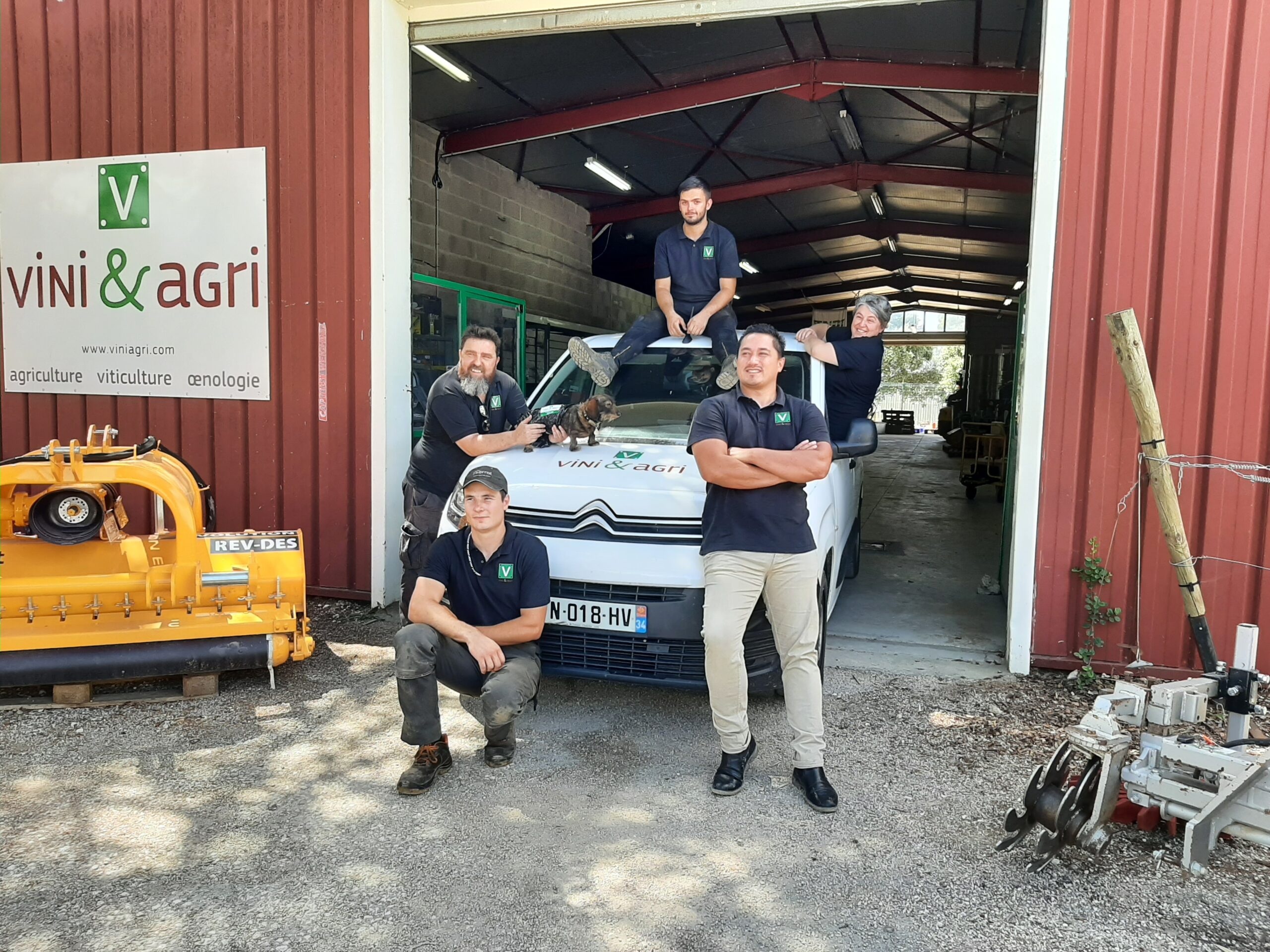 L'équipe de Vini & Agri devant l'entrepôt de Saint Mathieu de Tréviers