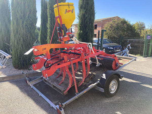 Cet enherbeur semoir de JBF Agricole permet, en un seul passage, de préparer le sol et de semer un couvert végétal en viticulture