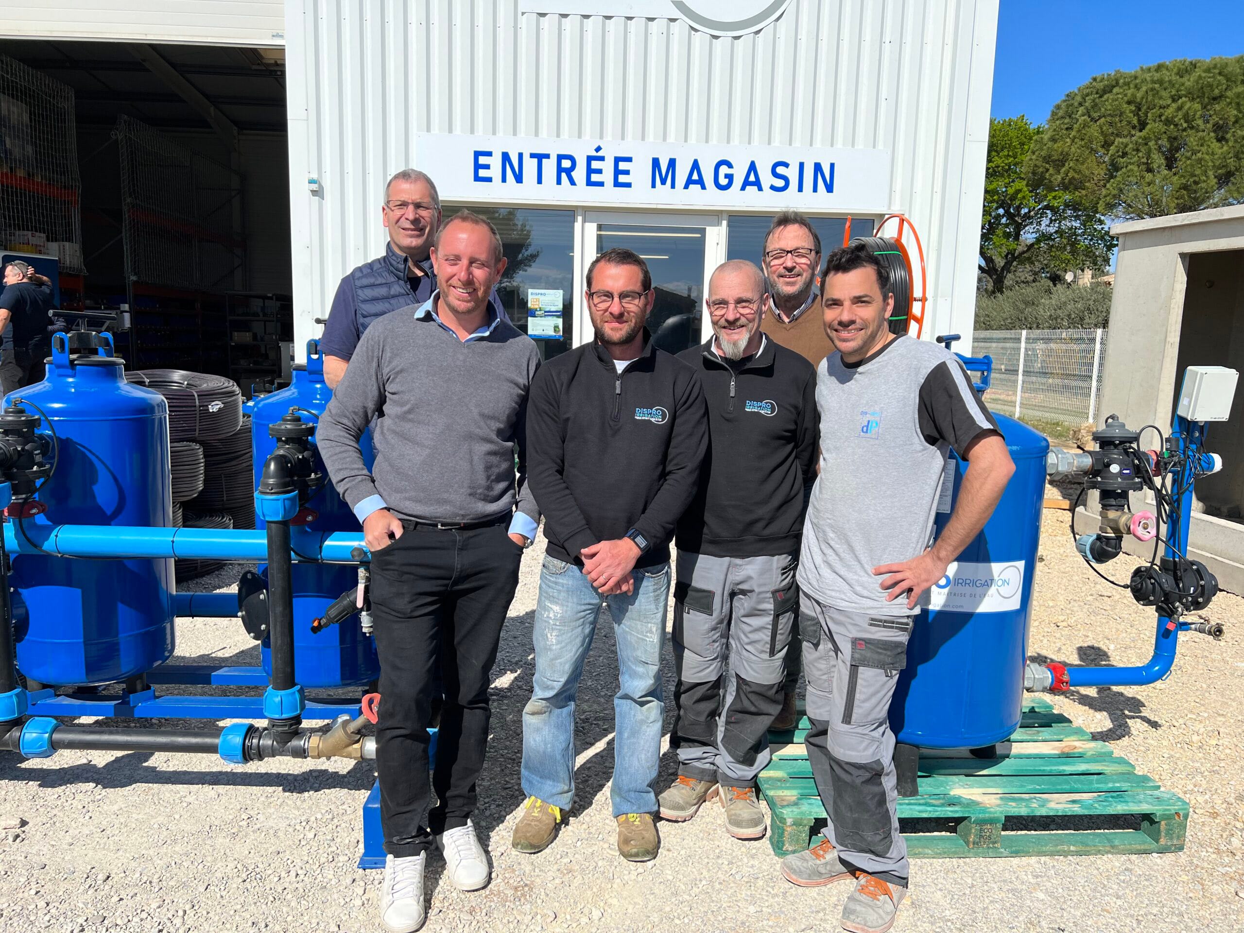 L'équipe de Dispro Irrigation devant le local de Sainte Cécile les Vignes (84)