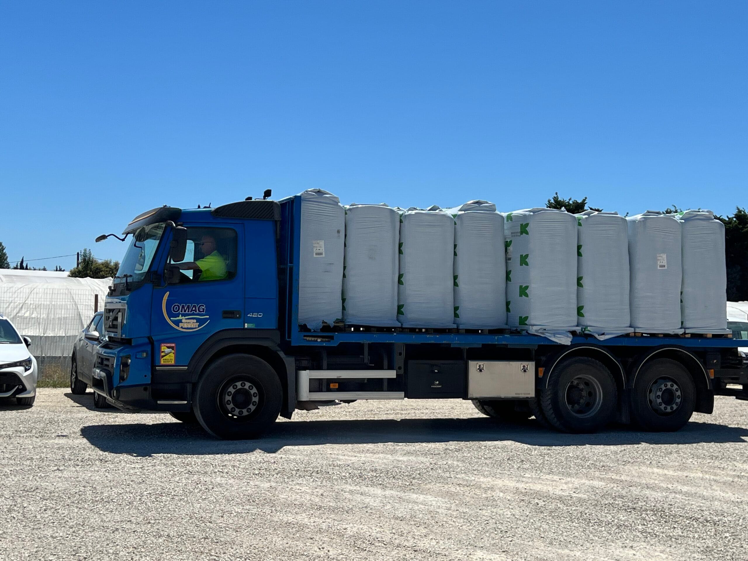 Omag dispose de camions de livraison pour la livraison de ses substrats.