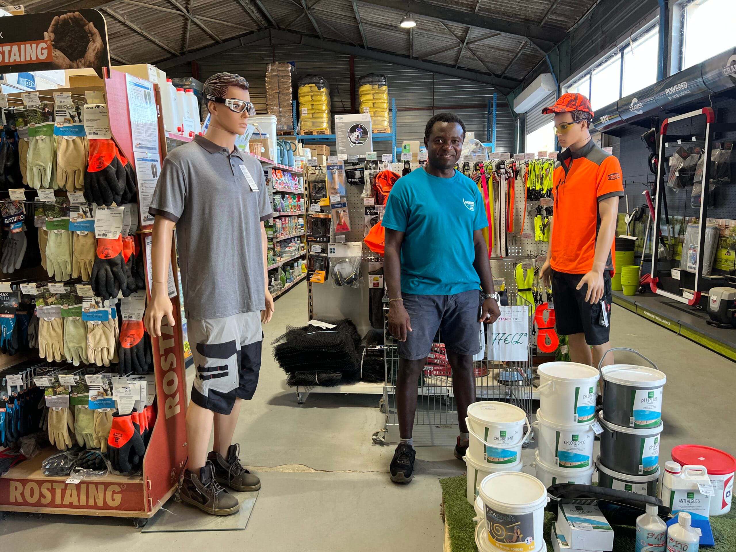 Magasinier dans le magasin de Perret Rhône Alpes à Etoile sur Rhône