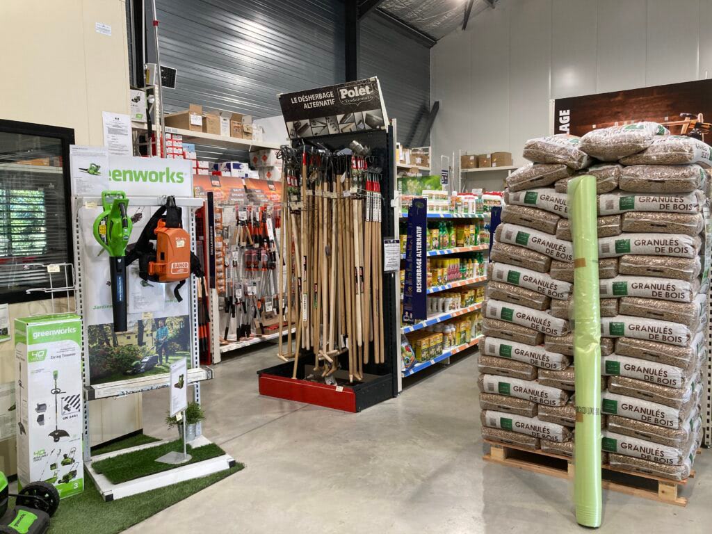 Le site Perret au Puy Sainte Réparade offre un magasin très bien achalandé.