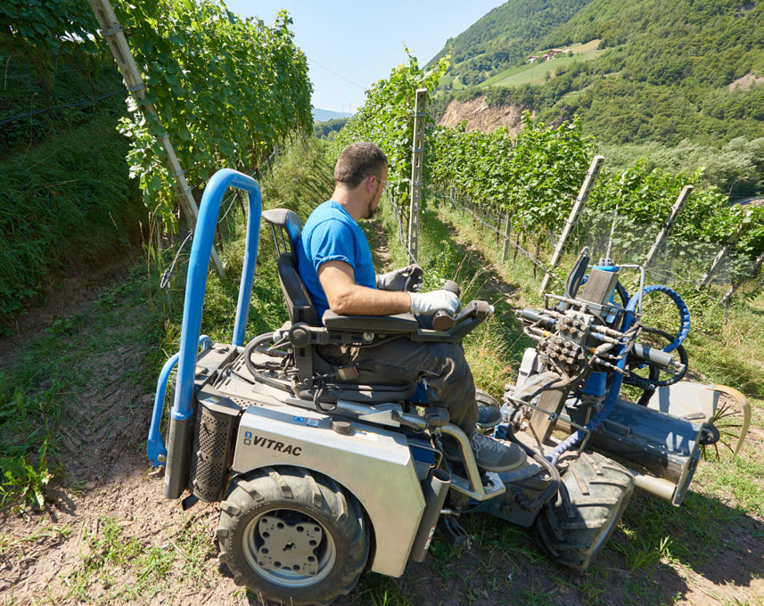 Le tracteur Vitrac permet de travailler dans des vignobles étroits et en pente
