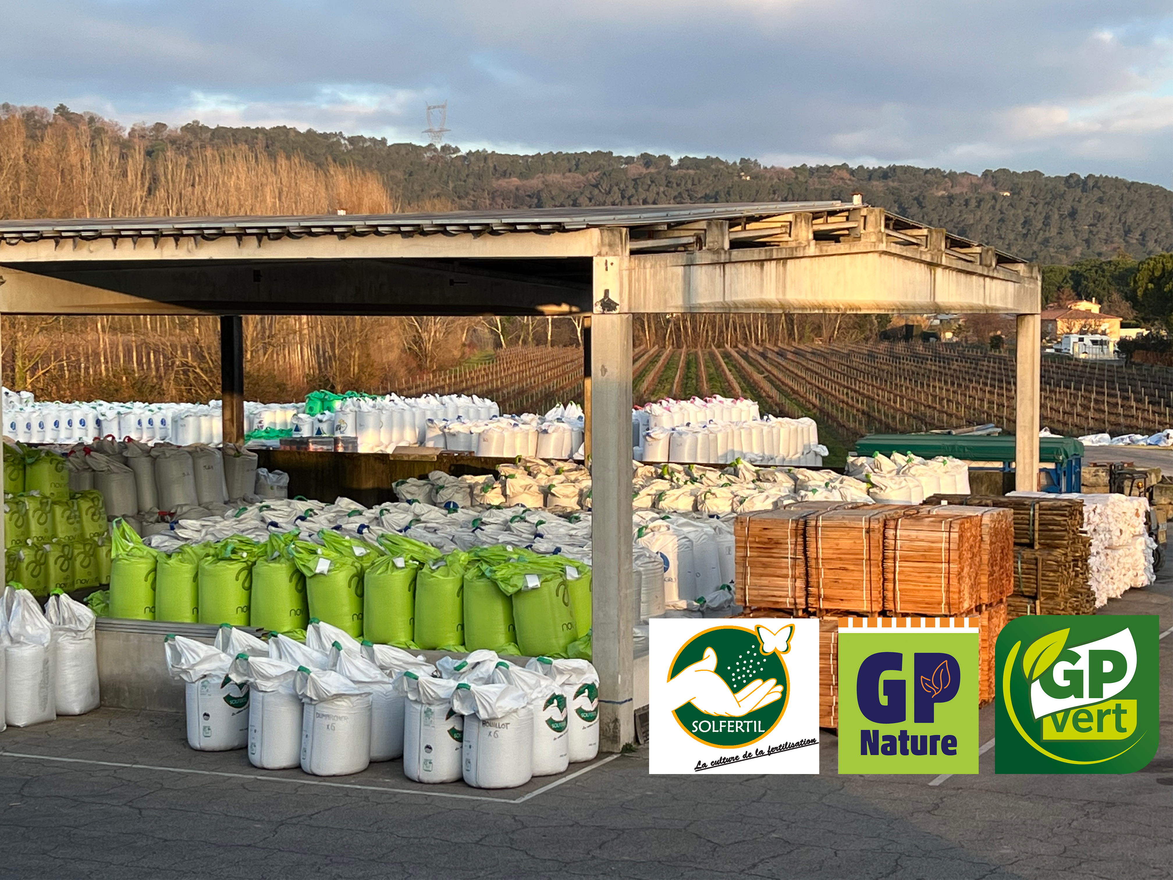 Aire de stockage d'engrais sur le site de Perret à Tresques. Logo des marques Solfertil, GP Nature et GP Vert.