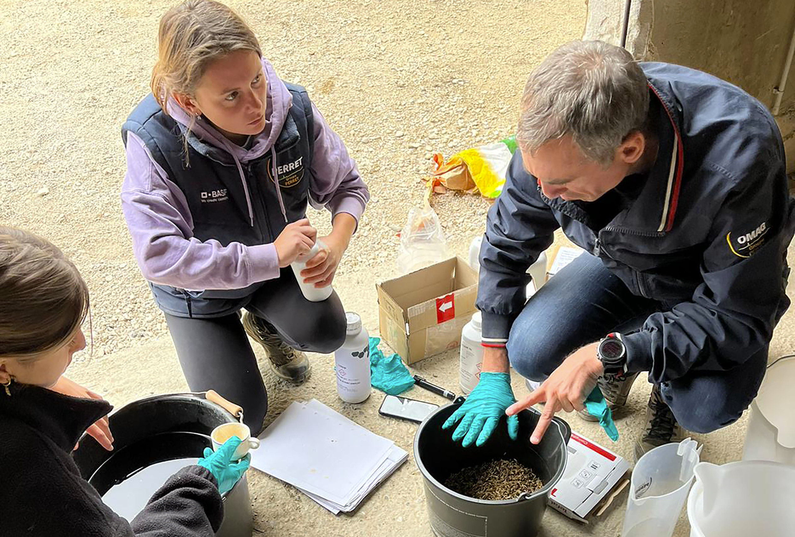 Trois techniciens se concertent avant d'aller sur le terrain