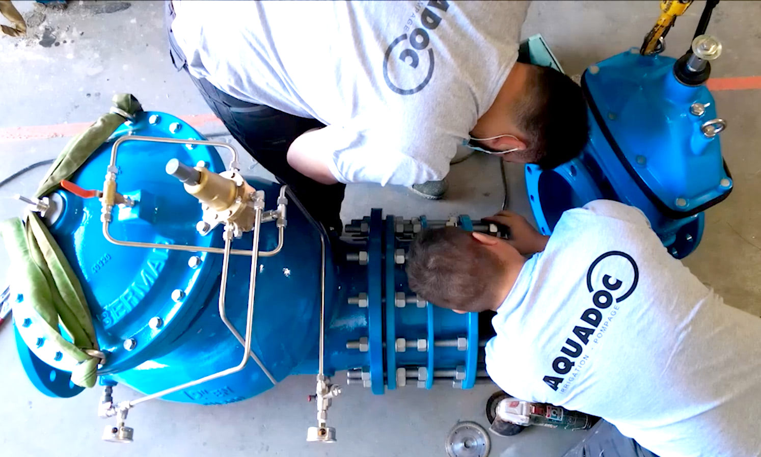 Une équipe de techniciens d'Aquadoc en plein travail à l'atelier