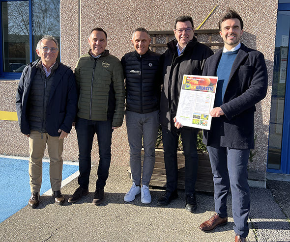 De gauche à droite : Alain Etiévant (dirigeant de Cérès, filiale du Groupe Fénix Evolution), Olivier Morant (Chef de marché Espaces Verts Groupe Perret), Franck Girard (directeur de Biotech Nature et du Pôle Fertilisation du Groupe Perret), Bernard Perret (président du Groupe Perret) et Samuel Marc (dirigeant de Fénix Evolution).